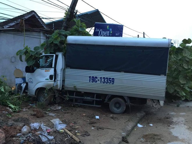 Xe tập lái đâm vào nhà dân, lái xe bị thương - Ảnh 2.