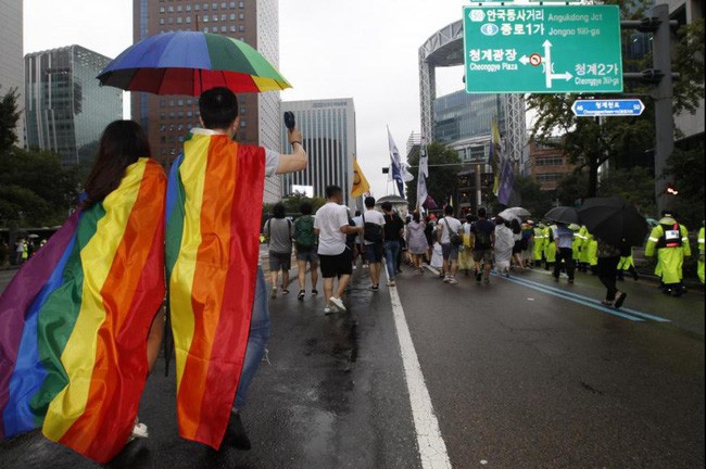 Nỗi khổ của cộng đồng LGBT ở Hàn Quốc: Bị xem như dân thứ cấp, không dám sống đúng với giới tính vì đâu đâu cũng kỳ thị - Ảnh 2.