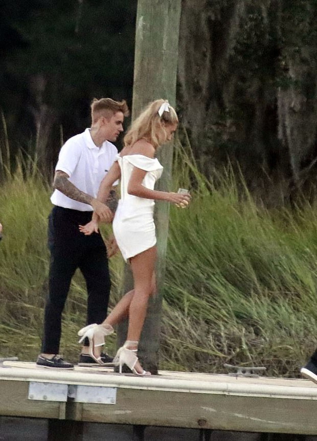 Đôi sandal bánh bèo 20 triệu đang bỏ bùa từ vợ Justin Bieber đến cả loạt sao châu Á thời gian gần đây - Ảnh 4.