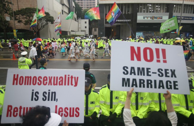 Nỗi khổ của cộng đồng LGBT ở Hàn Quốc: Bị xem như dân thứ cấp, không dám sống đúng với giới tính vì đâu đâu cũng kỳ thị - Ảnh 9.
