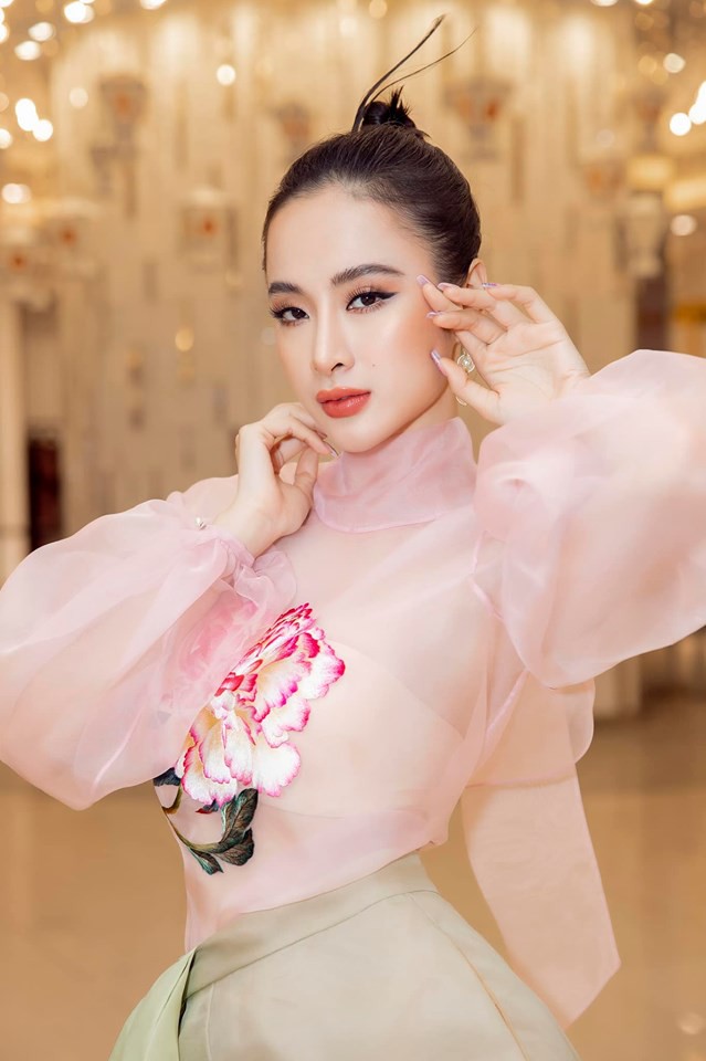 Đụng áo xuyên thấu: Angela Phương Trinh sexy, lúng liếng khác hẳn vẻ trong trẻo của đàn chị Phạm Quỳnh Anh - Ảnh 4.