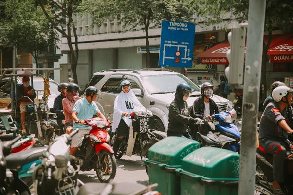 Hú hồn với anh chàng Rider BAEMIN giao đồ ăn trong bộ đồ ma dễ thương ngày Halloween ở Sài Gòn - Ảnh 2.