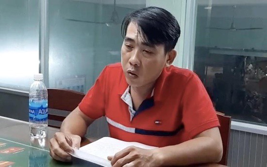 Đ&acirc;m chết h&agrave;ng x&oacute;m, chụp ảnh hiện trường đăng Facebook - Ảnh 1.