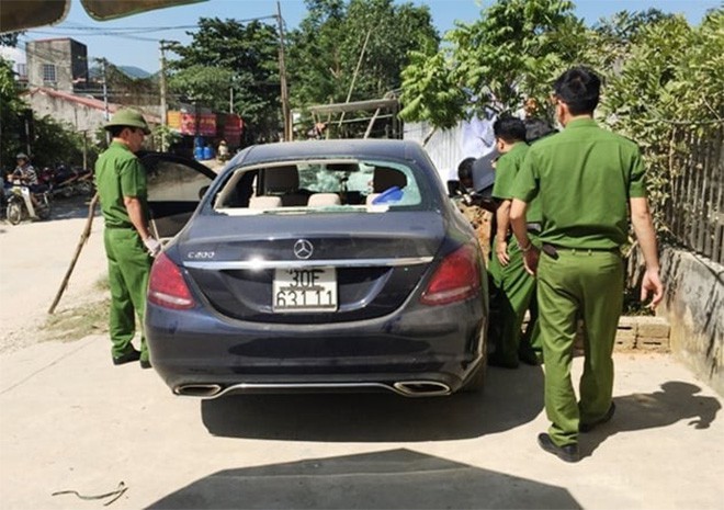 Lộ diện chủ nh&acirc;n xe Mercedes bỏ b&ecirc;n đường với nhiều vết m&aacute;u - Ảnh 1.