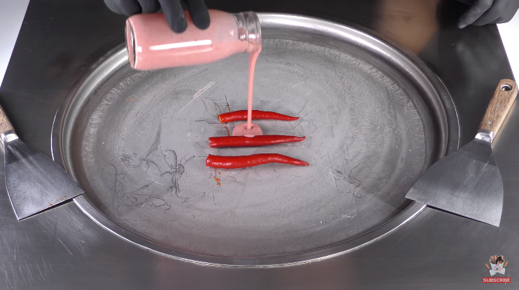 Đứng h&igrave;nh với kem cuộn vị ớt cực lạ, chỉ d&aacute;m nh&igrave;n chứ mấy người d&aacute;m ăn? - Ảnh 1.