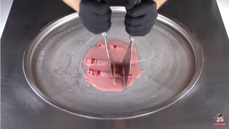 Đứng h&igrave;nh với kem cuộn vị ớt cực lạ, chỉ d&aacute;m nh&igrave;n chứ mấy người d&aacute;m ăn? - Ảnh 2.