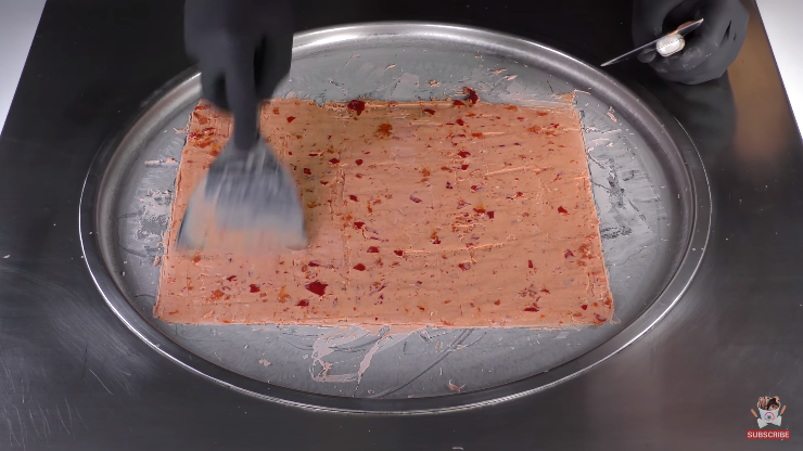 Đứng h&igrave;nh với kem cuộn vị ớt cực lạ, chỉ d&aacute;m nh&igrave;n chứ mấy người d&aacute;m ăn? - Ảnh 3.