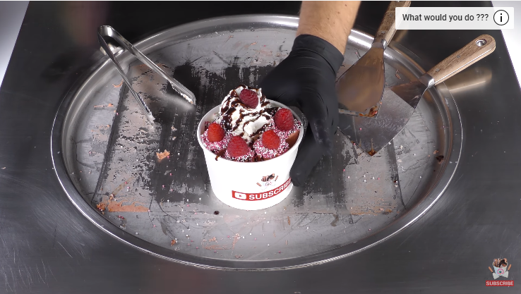 Đứng h&igrave;nh với kem cuộn vị ớt cực lạ, chỉ d&aacute;m nh&igrave;n chứ mấy người d&aacute;m ăn? - Ảnh 6.