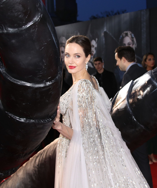 Angelina Jolie đưa con đi chơi mà như quay phim: Nổi bần bật dù lộ body gầy gò, sóng đôi bên bạn diễn siêu phẩm Marvel mới - Ảnh 5.