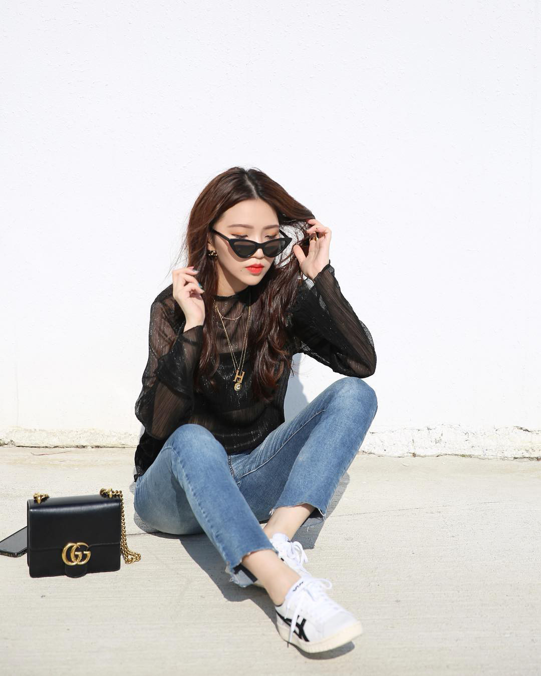 H&atilde;y đi một đ&ocirc;i sneakers trắng b&igrave;nh d&acirc;n nhưng vẫn sang-xịn-mịn, cả thế giới sẽ phải hỏi bạn mua gi&agrave;y ở đ&acirc;u thế?&rdquo; - Ảnh 2.