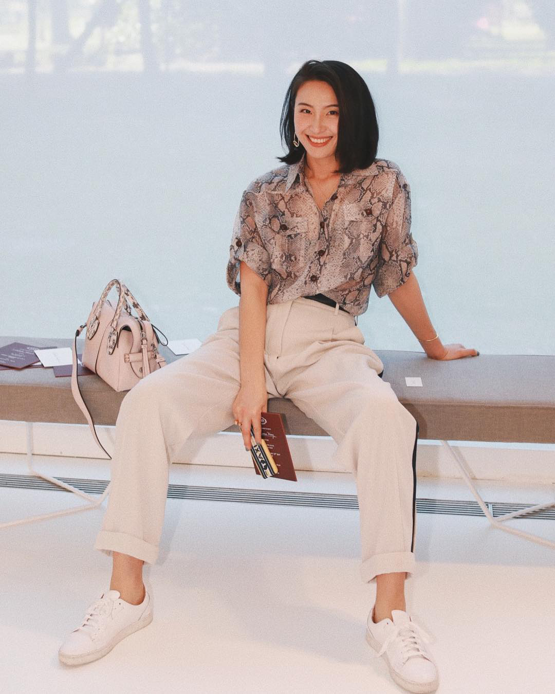 H&atilde;y đi một đ&ocirc;i sneakers trắng b&igrave;nh d&acirc;n nhưng vẫn sang-xịn-mịn, cả thế giới sẽ phải hỏi bạn mua gi&agrave;y ở đ&acirc;u thế?&rdquo; - Ảnh 4.