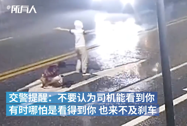 Hình ảnh cặp đôi trẻ cãi vã giữa đường rồi bị xe tông thẳng gây sốc, cư dân mạng phẫn nộ trước hành động của chàng trai - Ảnh 2.