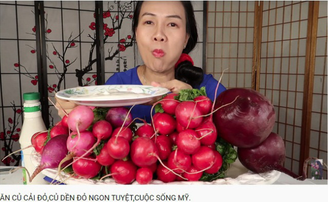 Vinh Nguyễn Thị - vlogger dũng cảm nhất giới Youtube: Sẵn sàng thử các loại đồ ăn thối nhất, chuyên gia ăn ớt thử độ bền của lưỡi - Ảnh 11.