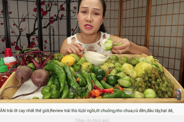 Vinh Nguyễn Thị - vlogger dũng cảm nhất giới Youtube: Sẵn sàng thử các loại đồ ăn thối nhất, chuyên gia ăn ớt thử độ bền của lưỡi - Ảnh 12.