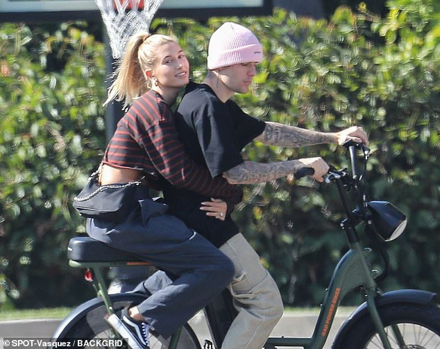 D&iacute;nh tin đồn ly h&ocirc;n sau 2 th&aacute;ng cưới, Justin Bieber v&agrave; Hailey g&acirc;y b&atilde;o mạng chỉ v&igrave;... đạp xe th&ocirc;i m&agrave; như ng&ocirc;n t&igrave;nh - Ảnh 2.