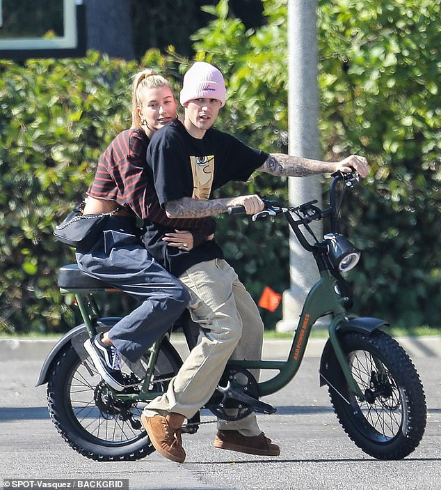 D&iacute;nh tin đồn ly h&ocirc;n sau 2 th&aacute;ng cưới, Justin Bieber v&agrave; Hailey g&acirc;y b&atilde;o mạng chỉ v&igrave;... đạp xe th&ocirc;i m&agrave; như ng&ocirc;n t&igrave;nh - Ảnh 3.