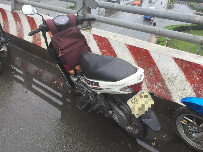 TP. HCM: Bỏ lại xe máy, nam sinh viên trường FPT nghi nhảy từ cầu vượt xuống đất tự tử - Ảnh 2.