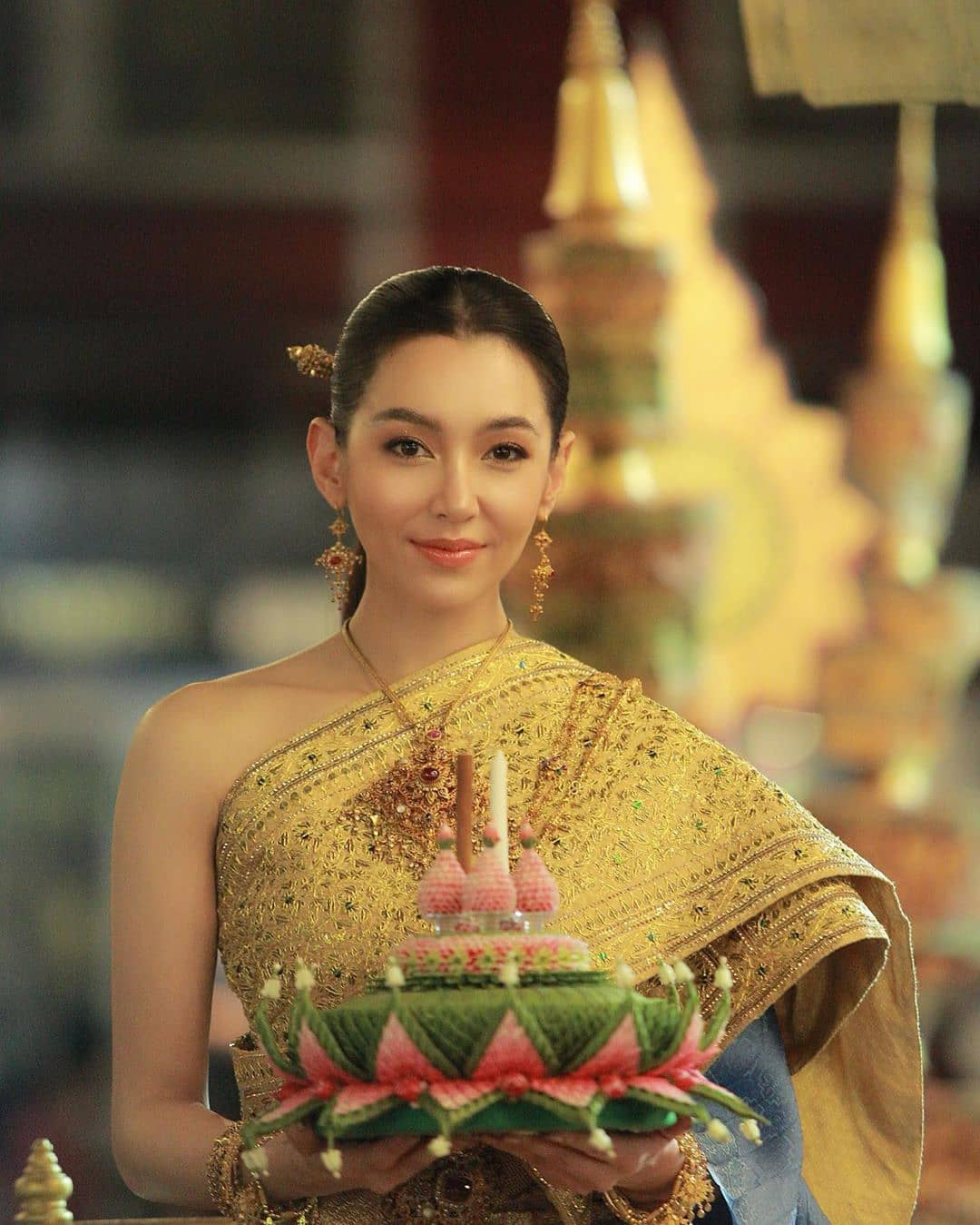 Lễ hội hoa đăng Thái Lan: Nữ thần gây náo loạn vì nhan sắc cực phẩm