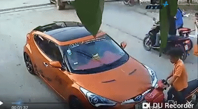 Clip: Đi xe m&aacute;y vượt ẩu lao thẳng v&agrave;o đầu &ocirc; t&ocirc;, nam thanh ni&ecirc;n bị t&agrave;i xế xuống xe đấm t&uacute;i bụi v&agrave;o mặt - Ảnh 2.