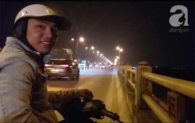 Sự thật về người phụ nữ suốt nhiều năm &ldquo;dắt con đi nhờ xe&rdquo; tr&ecirc;n cầu Thanh Tr&igrave;: Đứa b&eacute; đ&atilde; lớn nhưng vẫn ng&agrave;y ng&agrave;y lang thang c&ugrave;ng mẹ, kh&ocirc;ng được đến trường - Ảnh 2.