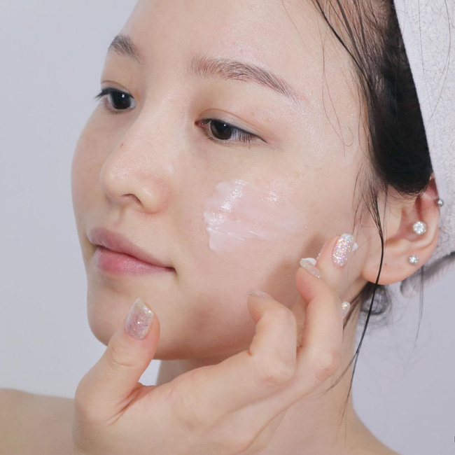Da dầu càng đổ nhiều dầu hơn vào mùa hanh khô là bởi bạn chưa chọn được 1 em dưỡng ẩm thích hợp - Ảnh 1.