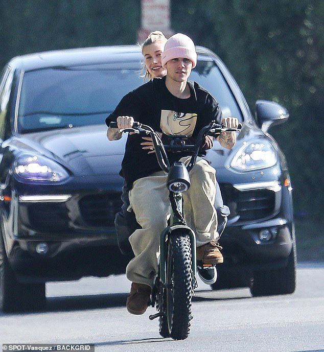 D&iacute;nh tin đồn ly h&ocirc;n sau 2 th&aacute;ng cưới, Justin Bieber v&agrave; Hailey g&acirc;y b&atilde;o mạng chỉ v&igrave;... đạp xe th&ocirc;i m&agrave; như ng&ocirc;n t&igrave;nh - Ảnh 4.