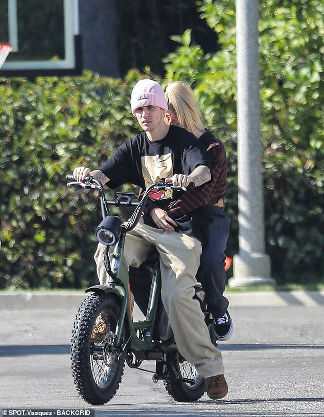 D&iacute;nh tin đồn ly h&ocirc;n sau 2 th&aacute;ng cưới, Justin Bieber v&agrave; Hailey g&acirc;y b&atilde;o mạng chỉ v&igrave;... đạp xe th&ocirc;i m&agrave; như ng&ocirc;n t&igrave;nh - Ảnh 5.