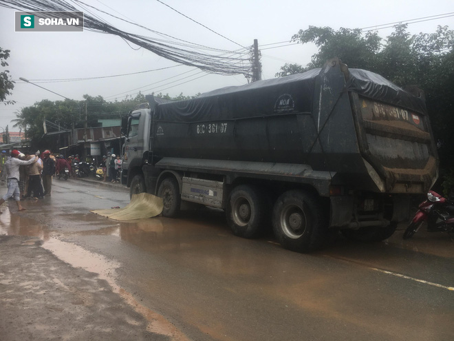 Xe ben chở cát cán chết người phụ nữ đang băng qua đường trong cơn mưa - Ảnh 2.