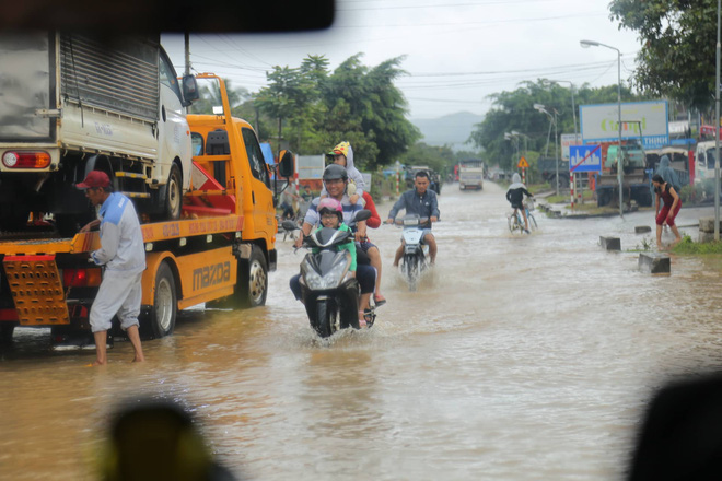 Sạt lở hơn 100m đường, 300 nhà dân chìm trong biển nước, nguy cơ vỡ đập thủy lợi ở Đắk Lắk - Ảnh 1.