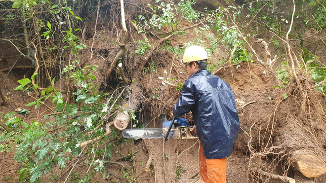 Sạt lở hơn 100m đường, 300 nhà dân chìm trong biển nước, nguy cơ vỡ đập thủy lợi ở Đắk Lắk - Ảnh 6.