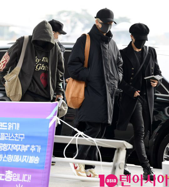 Jungkook lần đầu xuất hiện sau scandal gây tai nạn, Jin thẫn thờ cùng các thành viên BTS đổ bộ sân bay - Ảnh 1.