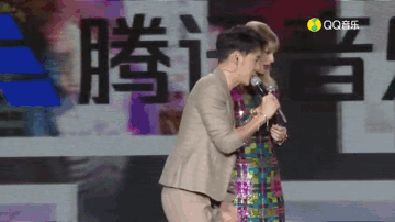 MC xứ Trung bị tố li&ecirc;n tục lợi dụng động chạm cơ thể Taylor Swift, phải đứng ra xin lỗi v&igrave; l&agrave;n s&oacute;ng phẫn nộ qu&aacute; lớn - Ảnh 1.