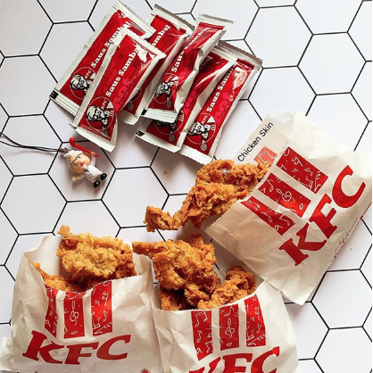 Món da gà tẩm bột chiên mở bán ở KFC Singapore khiến dân tình sôi sục, bao giờ mới đến Việt Nam đây? - Ảnh 2.