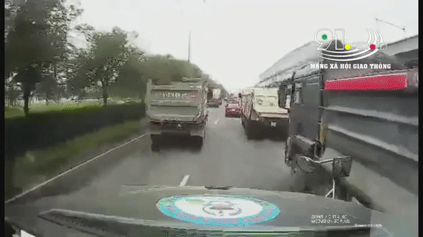 Clip: Lái xe ben vác mã tấu dọa chém tài xế container giữa đường vì không cho vượt - Ảnh 2.