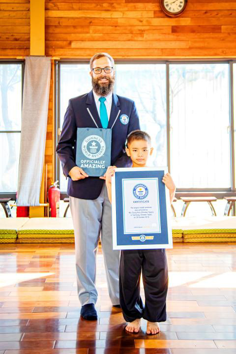 Ban đầu tập võ cho đỡ tăng động, ai ngờ sau đó cậu nhóc 7 tuổi lập luôn kỷ lục Guinness với thành tích 158 chiếc huy chương các loại - Ảnh 1.
