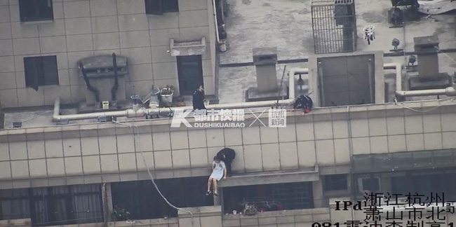 Cô gái trẻ cầm bó hoa hồng lên sân thượng tầng 30 tự tử sau chia tay khiến dân mạng vừa giận, vừa thương - Ảnh 2.