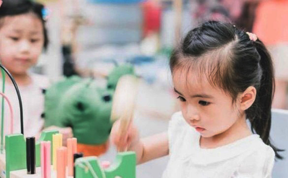 Con g&aacute;i bị c&ocirc; lập trong lớp mẫu gi&aacute;o, mẹ đổ lỗi cho gi&aacute;o vi&ecirc;n nhưng kết cục lại khiến mẹ kh&ocirc;ng n&oacute;i n&ecirc;n lời - Ảnh 1.