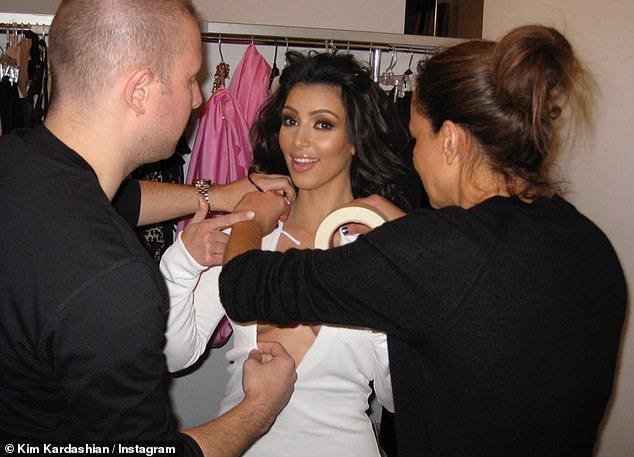 Tiết lộ bí quyết diện những bộ cánh hở bạo, Kim Kardashian khiến netizen choáng váng vì cảnh xôi thịt nhức mắt - Ảnh 3.