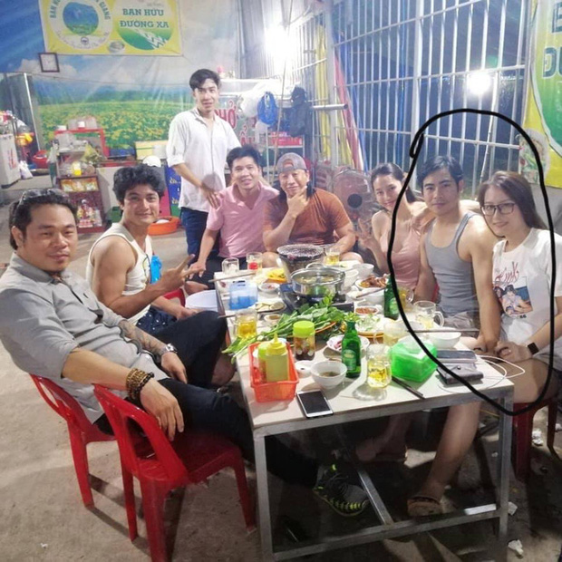 C&ocirc; g&aacute;i nắm chặt tay Thanh B&igrave;nh trong bức ảnh g&acirc;y x&ocirc;n xao dư luận tung bằng chứng l&agrave;m r&otilde; mọi nghi vấn t&igrave;nh cảm - Ảnh 1.