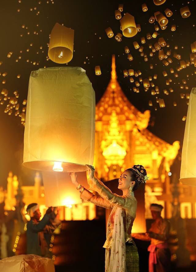 Hậu lễ hội thả đèn trời Thái Lan lung linh huyền ảo: Người dân khóc mếu nhặt rác mỏi tay, sân bay hốt hoảng, nhà cháy thành tro - Ảnh 1.