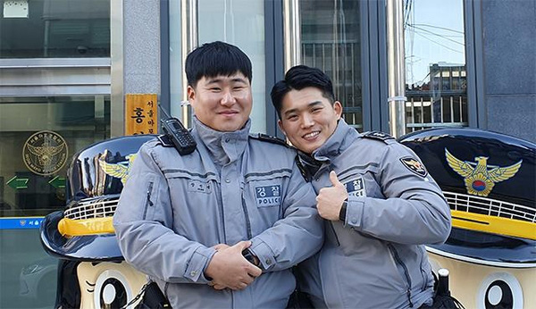 Ngầu như cảnh sát Hàn Quốc: Lao xe đâm gãy cổng trường để hộ tống thí sinh kịp thi Đại học do đến muộn - Ảnh 3.