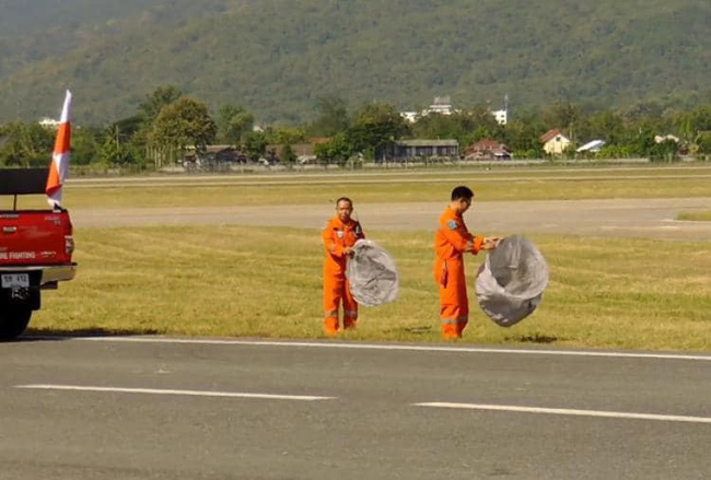 Hậu lễ hội thả đèn trời Thái Lan lung linh huyền ảo: Người dân khóc mếu nhặt rác mỏi tay, sân bay hốt hoảng, nhà cháy thành tro - Ảnh 4.