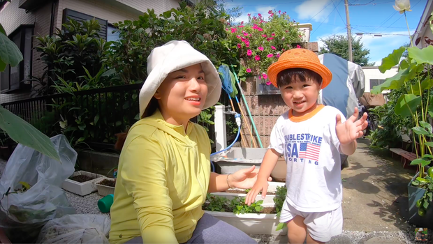 Không thua kém mẹ Quỳnh Trần, bé Sa cũng trổ tài làm đồ ăn và mukbang ngay trong clip của mẹ - Ảnh 1.