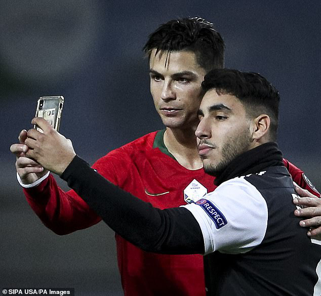 Khai trương kiểu tóc mới, Ronaldo tự tin selfie cùng fan cuồng ...