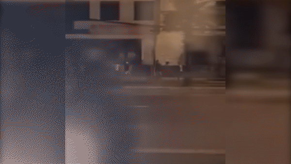 Gần 20 thanh ni&ecirc;n cầm dao kiếm, s&uacute;ng bi đuổi ch&eacute;m nhau n&aacute;o loạn cả khu phố - Ảnh 3.