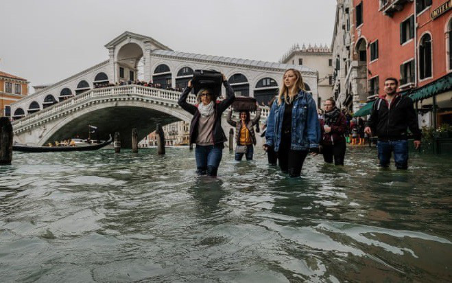 Triều cường Venice đạt mức đỉnh mới, quảng trường Saint Marc đóng cửa - Ảnh 1.