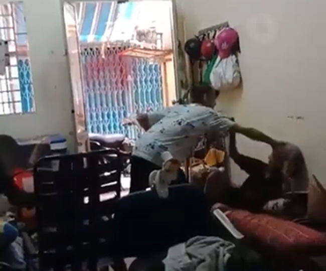 Nghi vấn cháu trai đánh đập, chửi bới cụ bà dã man mặc cho bà kêu cứu - Ảnh 2.