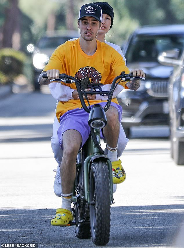Bị chỉ trích trong trận chiến Taylor - Scooter, Justin Bieber bình thản đưa vợ đạp xe và còn tỏ thái độ - Ảnh 3.