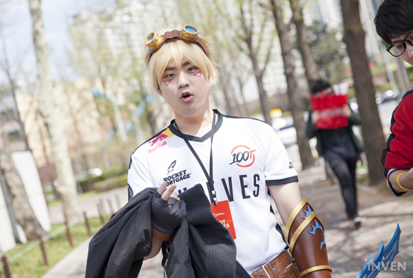 Mu&ocirc;n vẻ cosplay tướng Li&ecirc;n Minh Huyền Thoại: Người chất ngất khỏi b&agrave;n, kẻ nh&igrave;n chỉ biết c&acirc;m n&iacute;n - Ảnh 6.