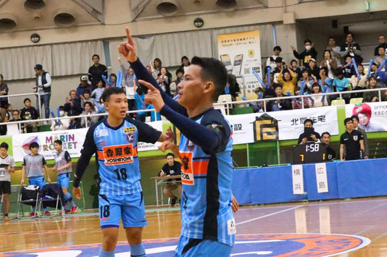 Minh Trí, Thái Huy “chào sân” ấn tượng trong màu áo Y.S.C.C. Yokohama tại F-League 2 - Ảnh 1.